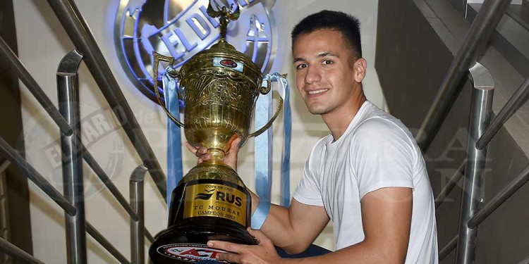 LA COPA, EN CASA. Rudito, ayer por la tarde en PRIMERA EDICIÓN, con la Copa de Oro del TC Mouras.