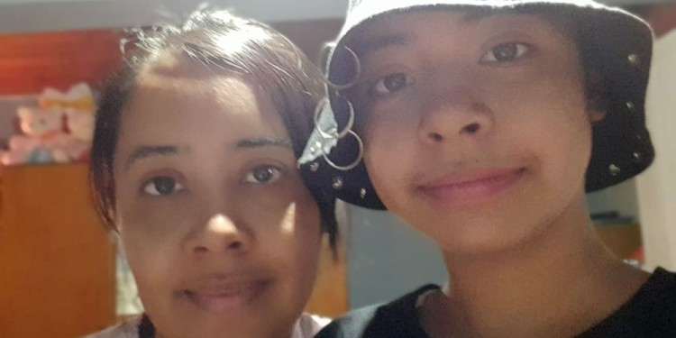 MADRE E HIJA. Este año Simona terminó la escuela primaria y espera la prótesis para continuar su tratamiento.