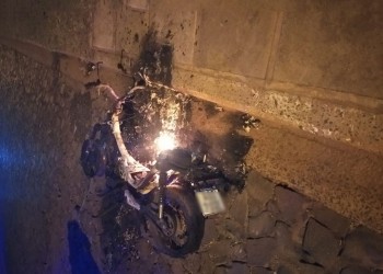 Su motocicleta se incendió por completo cuando intentaba darle arranque