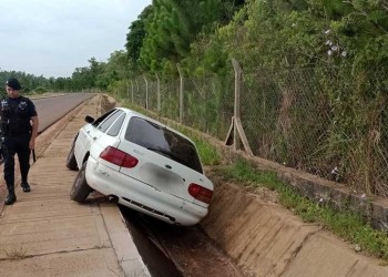 Se quedó dormido y terminó dentro de una canaleta