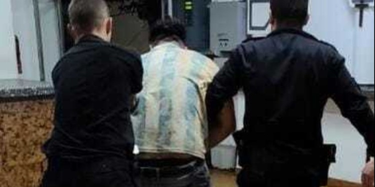 CONTROLADO. Con camiseta de la Selección argentina y directo al calabozo.