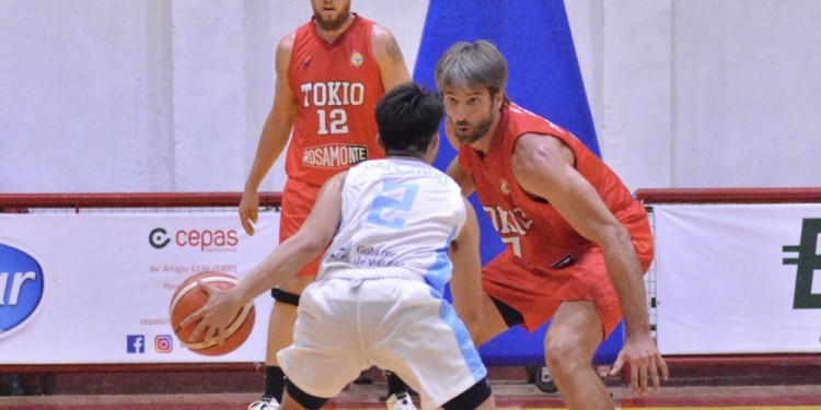 SIGUE. Santi González, marcando, continuará jugando en el “Oriental”.