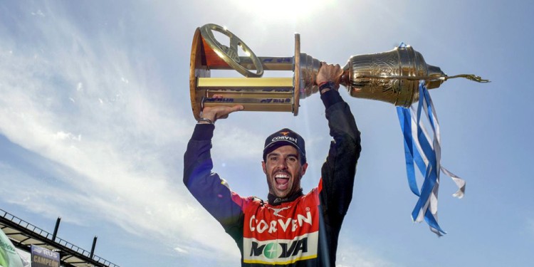 zzzznacd2NOTICIAS ARGENTINAS BAIRES, DICIEMBRE 11: (ARCHIVO) El piloto José Manuel Urcera se quedó hoy con el título del campeonato del Turismo Carretera y Torino volvió a ser campeón luego de 51 años, luego de terminar en el cuarto lugar en la carrera que se llevó a cabo en el Autódromo El Villicum de San Juan. Foto NA: ACTCzzzz