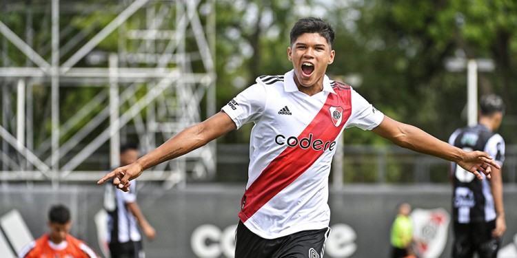 FESTEJO. Alexis González ya anotó su doblete y lo celebró frente al DT principal Martín Demichelis.