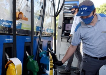 Nación pidió a las petroleras que posterguen hasta mediados de enero el aumento del precio de los combustibles