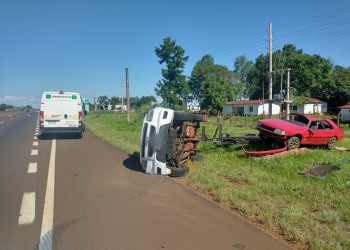 Una camioneta volcó mientras remolcaba un auto sobre la ruta 12