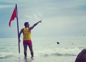 Cambió su trabajo en el casino para vivir como guardavidas junto al mar