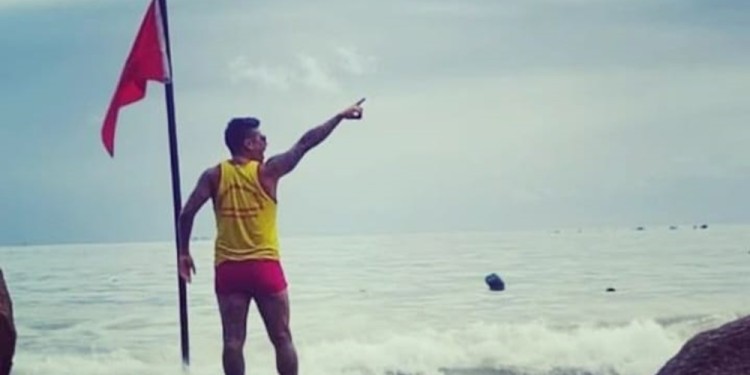 “TUDO VAI DAR CERTO”. Gustavo Flores en acción, advirtiendo a los bañistas de la peligrosidad del mar.