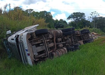 Un camión brasileño volcó cerca de San Vicente