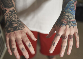 Advierten que los tatuajes pueden encubrir signos de cáncer de piel