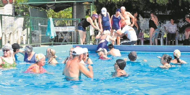 DIVERSIÓN. Reafirman la importancia de que los adultos mayores no pierdan contacto social y lo recreativo.