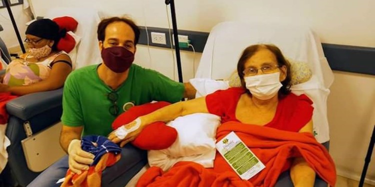 MASAJE DE PIES. Voluntarios ofrecen masajes a los pacientes que están recibiendo la quimioterapia.