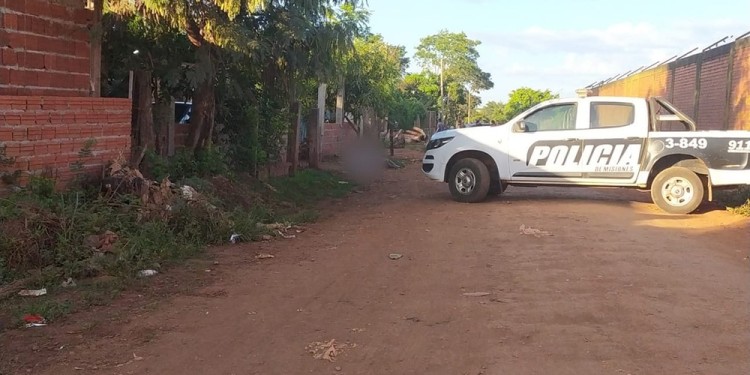 ESCENA. En la vereda de la avenida Almafuerte casi Juan Pablo II fue hallado el cuerpo de la víctima de 30 años.