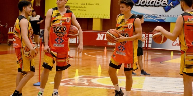 DETALLES. El Oriental y el Auriazul apuntalan sus planteles para el debut.