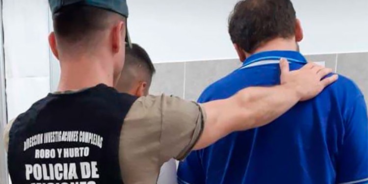 TRAS LAS REJAS. El joven misionero y el porteño, quienes cayeron el jueves tras un operativo policial-judicial.