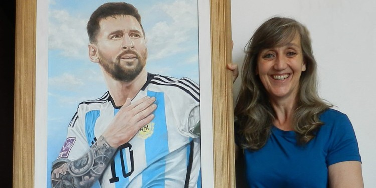 ARTE Y GLORIA. La artista Susana Rendón plasmó la figura de Lionel Messi, quien unió a los argentinos a través del fútbol.