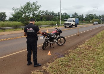 Se soltó la cadena de su moto y terminó despistando 