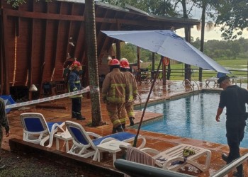 Susto en un hotel de Iguazú: cayó un árbol sobre un quincho