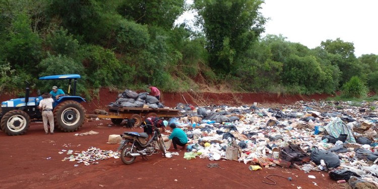 DESIDIA. El basural se ubica a unos 1.000 metros de la ruta 103, a la altura del acceso a la Cruz de Santa Ana.