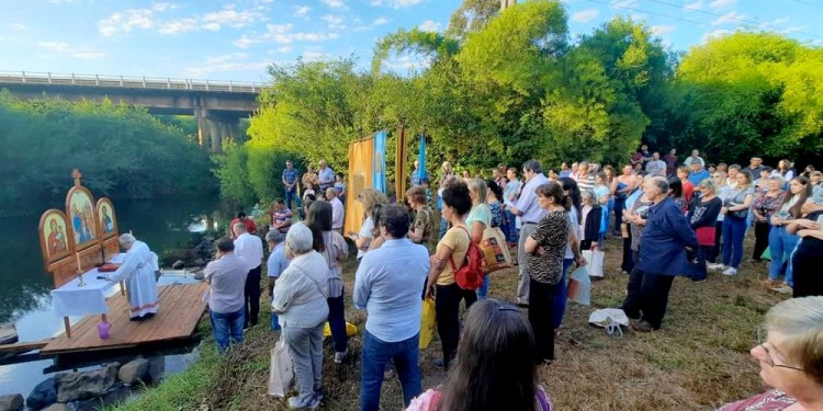 MUY ESPECIAL. A orillas del arroyo Tuna se erigió el altar donde se procedió a la tradicional bendición.