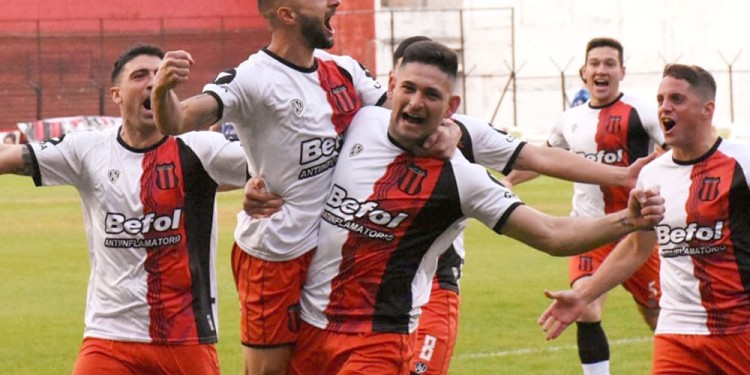 TIENE AGUANTE. Benegas festeja cargando en brazos a un compañero.