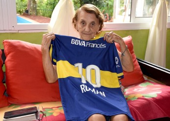 Fanática a los 88: “De mamá heredé la pasión por el fútbol”