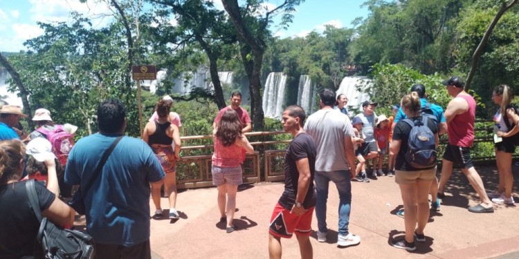 BELLAS. La gente ayer disfrutó de los saltos con mayor caudal de agua./ Foto gentileza W. Fernández
