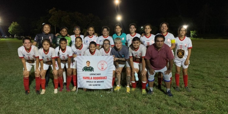 CAMPEONAS. El plantel de Las Globitas posa junto a Yamila Rodríguez, quien fue homenajeada por el club donde se formó como futbolista.