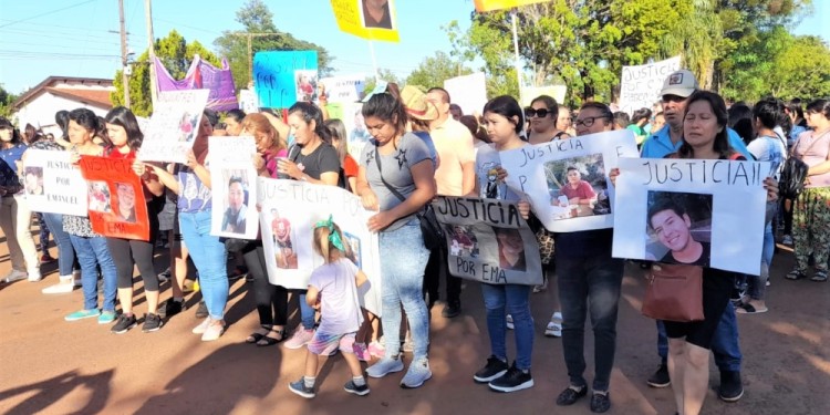 MARCHA MULTITUDINARIA. El martes en Azara se movilizaron más de mil vecinos para reclamar el esclarecimiento del ataque y muerte de “Ema” Portillo./ Foto gentileza Martín Rojas