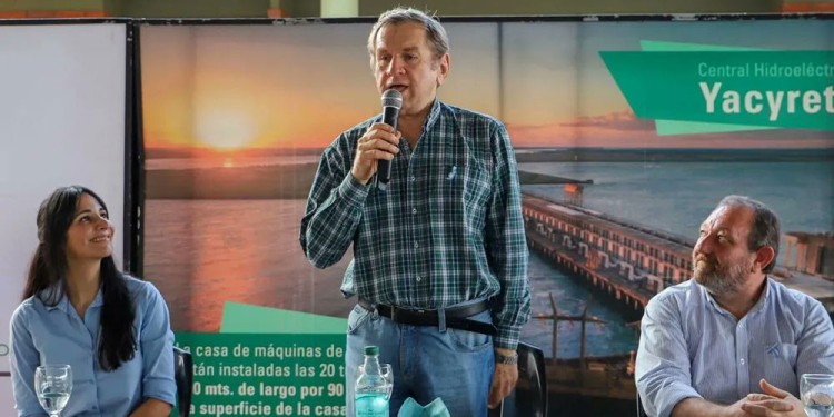 REPARADOR. De Vido justificó la ayuda a Insfrán a pesar de que la obra estará a 800 km de la represa.