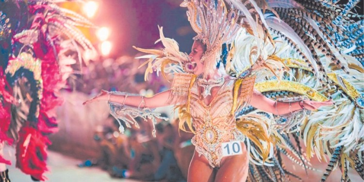 COLOR Y ALEGRÍA. Mañana, a partir de las 22 horas, Apóstoles dará inicio de los Carnavales Misioneros 2023.  Gentileza: Alejandro Smialkowski