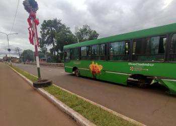 Un colectivo perdió una rueda y despistó en Garupá: dos heridos