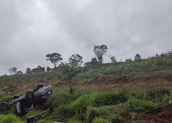 Despistó y volcó en San Vicente tras toparse con espejo de agua