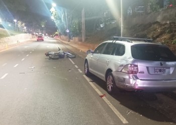 Chocó contra un auto estacionado y terminó en el hospital