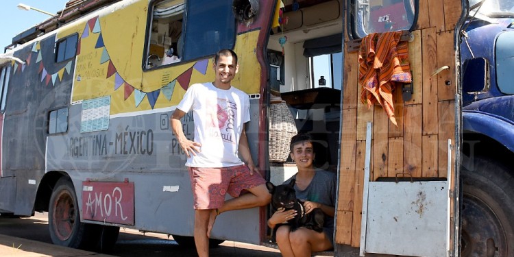 RUMBO AL NORTE. Aunque en principio el objetivo es México, disfrutan de cada provincia argentina que visitan. Foto: M. Colman.