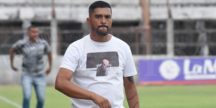 LOS PIES SOBRE LA TIERRA. El DT se mantiene cauto sobre lo que viene.