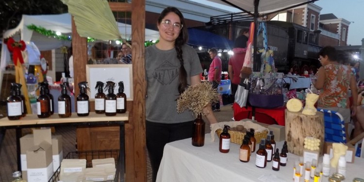 DANA TERLECKI.
Su emprendimiento es KALON
COSMÉTICO.