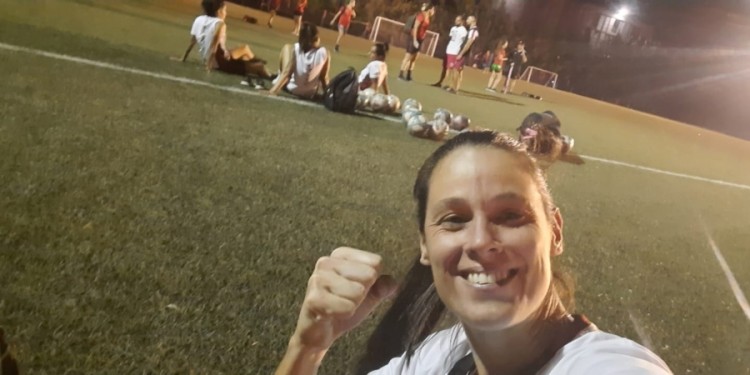 DE ENTRENAMIENTO. Durante una semana, “Loly” trabajó con el plantel de Newell’s y fue la única misionera.