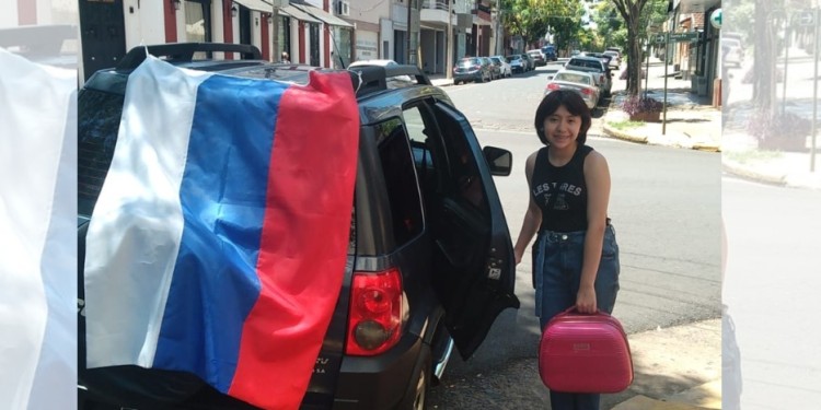 CON LA BANDERA EN ALTO. Ayer María Eugenia y su madre partieron de Posadas a Buenos Aires en auto. De ahí saldrá el vuelo hacia Río Gallegos para emprender viaje rumbo a la Antártida.