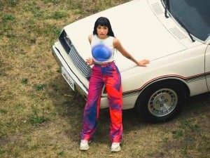 Becerra comentó que "La Nena de Argentina" es un alter ego suyo, esa persona que se sube a los escenarios y a veces escribe las canciones.