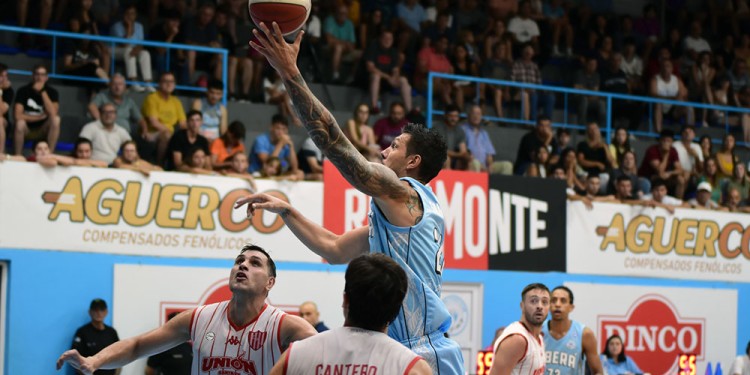 PENETRACIÓN. El mendozino Matías Sandes aportó cinco puntos para el Celeste.  (Fotos Prensa OTC).