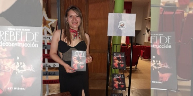 SU AUTORA. Abigail Medina presentó su libro “Rebelde Deconstrucción”.