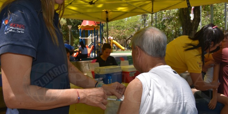 PLAZA. El operativo de vacunación en las plazas 9 de Julio y San Martín comenzó en diciembre y seguirá este mes.