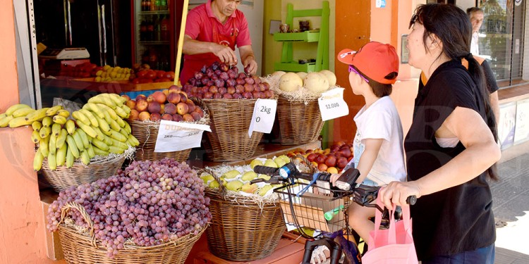 A FULL. Verduleros de Posadas registran buenas ventas de frutas, verduras y hortalizas.