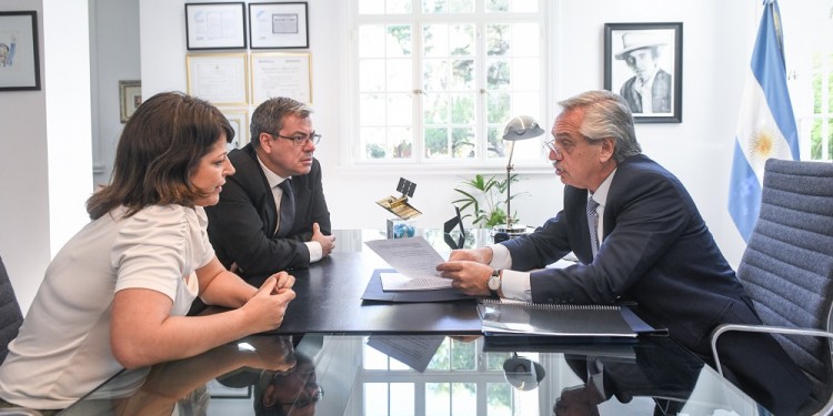 El presidente Alberto Fernández durante la reunión que mantuvo con el presidente del bloque del Frente de Todos en la cámara baja, Germán Martínez, y la diputada Carolina 
Gaillard, presidenta de la Comisión de Juicio Político (Foto: NA/Presidencia de la Nación)