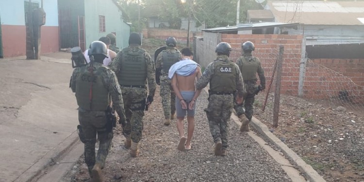 Cocaína, armas y nueve detenidos en allanamientos en la chacra 181 de Posadas