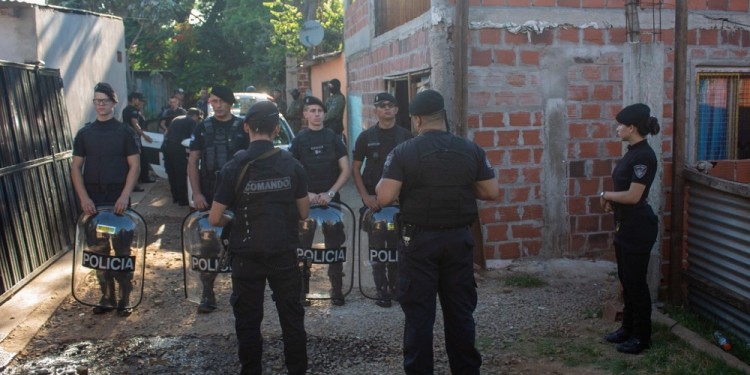 Cocaína, armas y nueve detenidos en allanamientos en la chacra 181 de Posadas