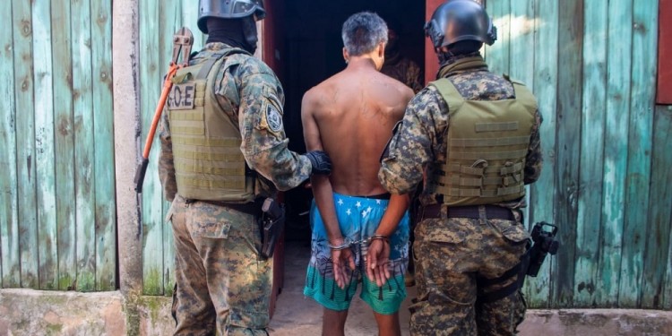 Cocaína, armas y nueve detenidos en allanamientos en la chacra 181 de Posadas