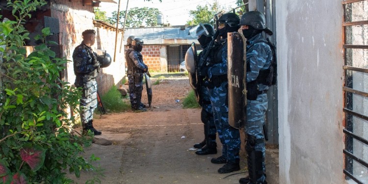 Cocaína, armas y nueve detenidos en allanamientos en la chacra 181 de Posadas