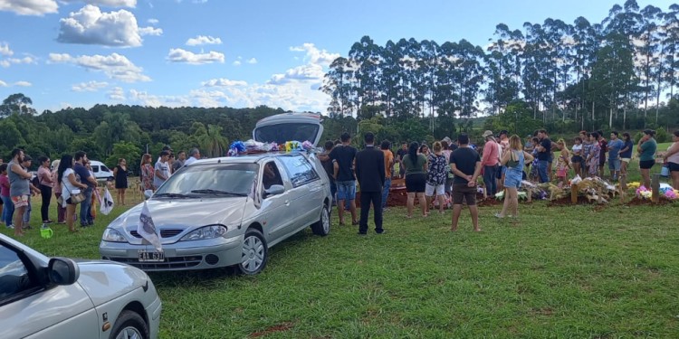 ÚLTIMO ADIÓS. Familiares y amigos de la víctima despidieron sus restos ayer en el cementerio de Jardín América.